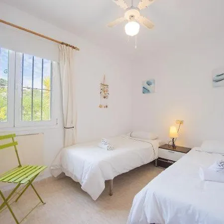 Вилла Sleeps 9 Pool